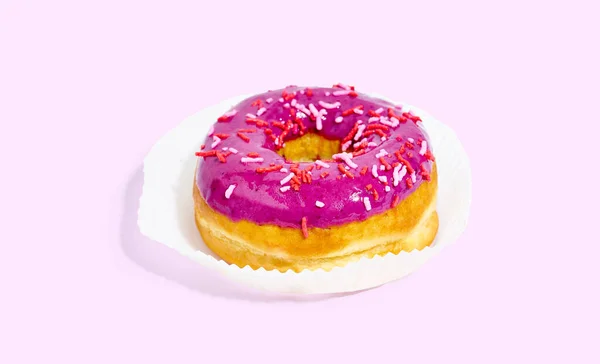 Сладкий Глазированный Фиолетовый Пончик Изолирован Красочном Фоне — стоковое фото