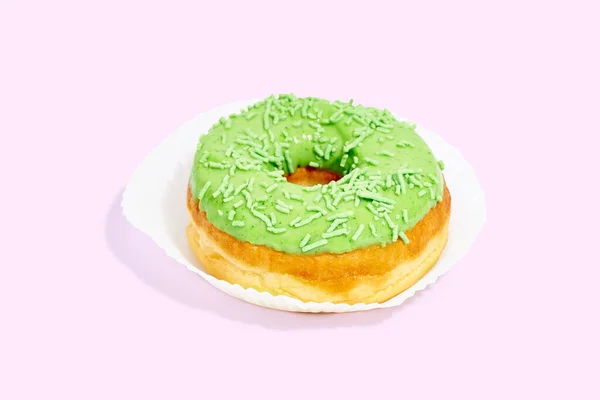 Zoete Geglazuurde Groene Donut Met Appel Vulling Kleurrijke Achtergrond — Stockfoto