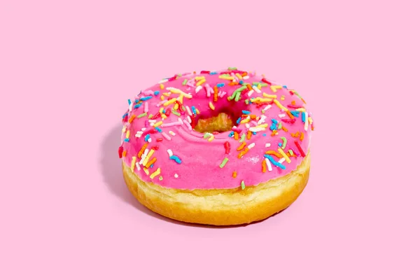 Zoete Geglazuurde Roze Donut Kleurrijke Achtergrond — Stockfoto