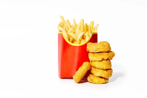 Pommes Frites Schachtel Und Chicken Nuggets Isoliert Auf Weißem Hintergrund — Stockfoto