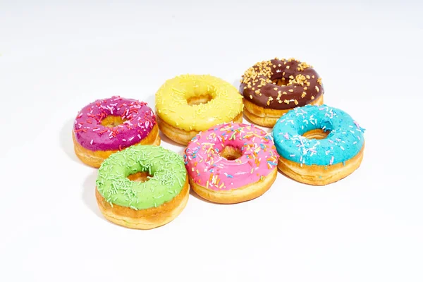 Zoete Kleurrijke Geglazuurde Donuts Witte Achtergrond Junk Voedsel Bovenaanzicht — Stockfoto
