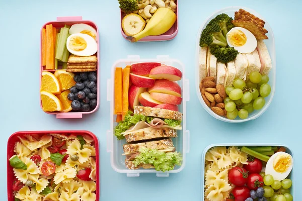 Top View Patroon Van School Lunchboxen Met Diverse Gezonde Voedzame — Stockfoto