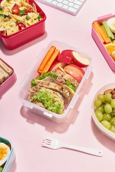 Κάτοψη Μοτίβο Του Σχολικού Μεσημεριανού Διάφορα Υγιεινά Θρεπτικά Γεύματα Ροζ — Φωτογραφία Αρχείου