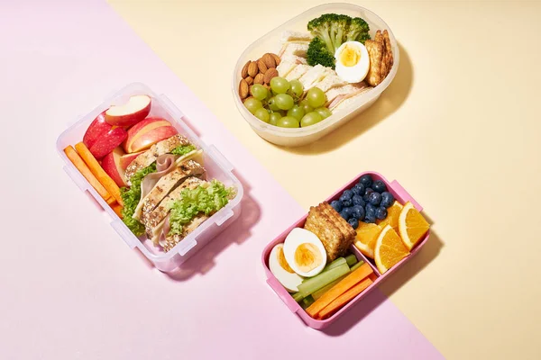 Bovenaanzicht Van Office Lunchboxen Met Diverse Gezonde Voedzame Maaltijden Roze — Stockfoto