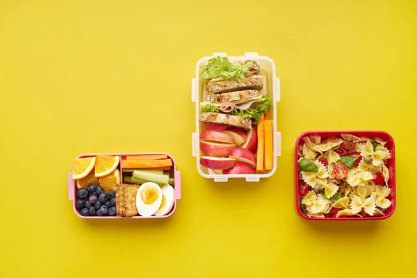 Вид Сверху Школьные Обеды Различными Здоровыми Питательными Блюдами Желтом Фоне — стоковое фото