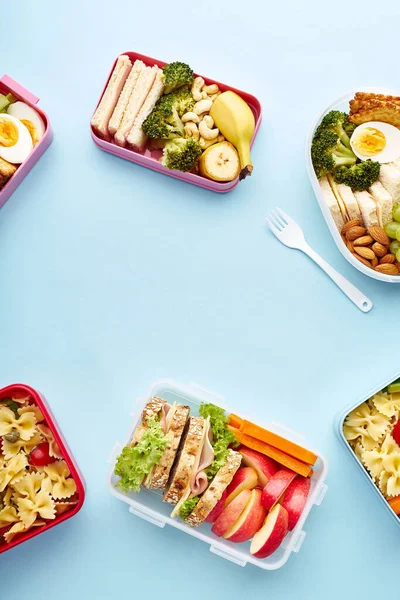 Widok Wzór Szkolnych Pudełek Śniadaniowych Różnymi Zdrowymi Pożywnymi Posiłkami Niebieskim — Zdjęcie stockowe