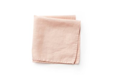 Beyaz arka planda katlanmış şeftali rengi keten mutfak peçetesi. 