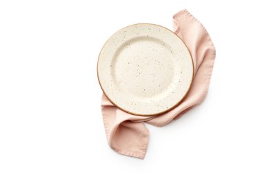 Beyaz arka planda izole edilmiş, katlanmış pembe keten havluyla bej dizayn edilmiş boş seramik plakalı düz bir yer. 