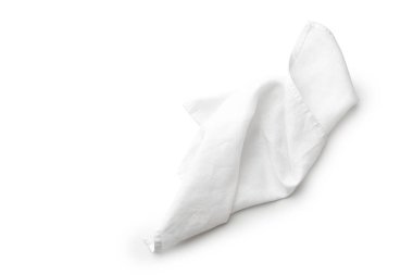 Kırışık beyaz katlanmış mutfak örtüsü beyaz arka planda izole edilmiş. 