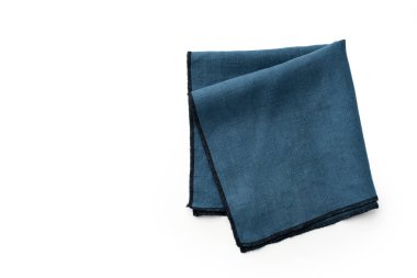 Katlanmış mavi keten mutfak peçetesi beyaz arka planda izole edilmiş. 