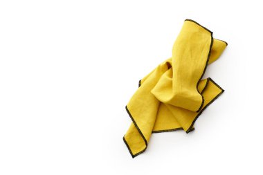 Kırışık sarı katlanmış mutfak örtüsü beyaz arka planda izole edilmiş. 