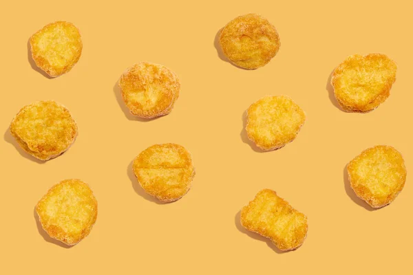 Nuggets Frango Fundo Amarelo Conceito Fast Junk Food Vista Perto — Fotografia de Stock