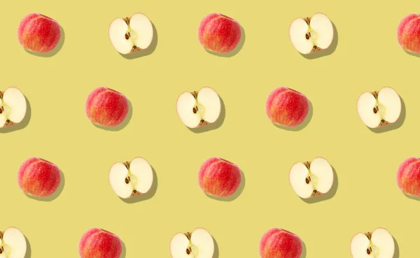 Diseño Creativo Con Manzanas Frescas Maduras Enteras Cortadas Mitad Sobre — Foto de Stock