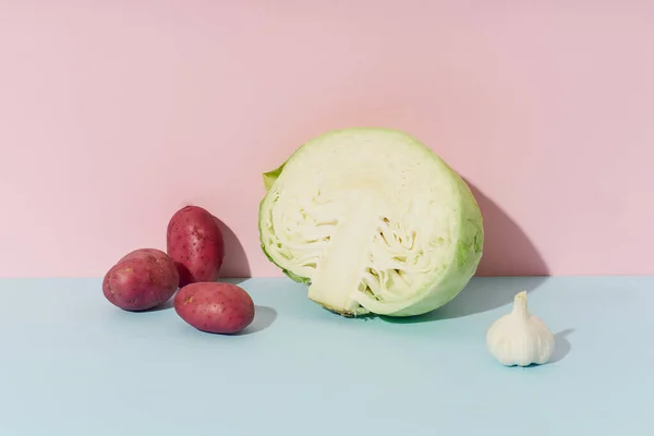 Col Cortada Mitad Papas Moradas Con Ajo Sobre Fondo Colorido — Foto de Stock