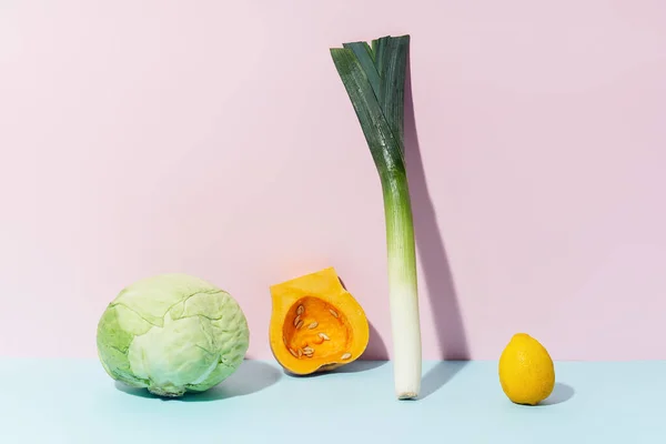 Puerro Con Calabaza Col Con Limón Sobre Fondo Rosa Ingredientes — Foto de Stock