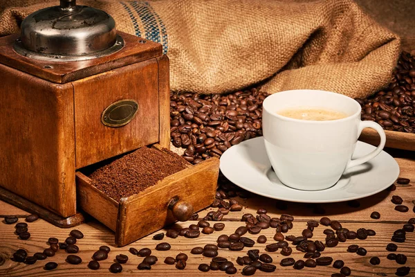 Kahve eski kahve değirmeni ve ahşap masa fasulye ile