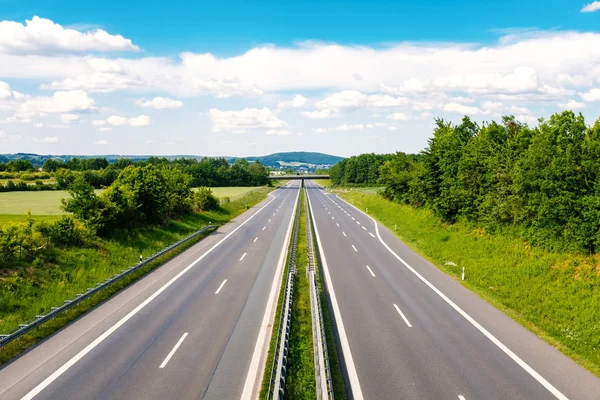 Autostrada Vuota Attraverso Paesaggio Verde Con Nuvole Cielo Blu — Foto Stock