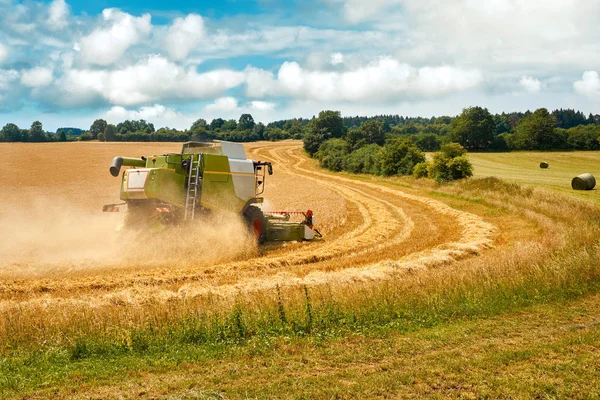 Werken Combineren Harvester Het Gebied Van Tarwe — Stockfoto