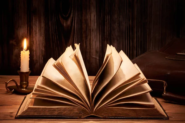 Régi Könyv Gyertyafényes Fából Készült Asztal — Stock Fotó