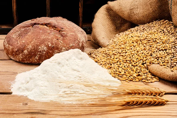 木桌上的玉米和面粉面包 — 图库照片