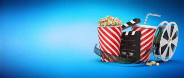 İçki, film makaraları ve sinema ile patlamış mısır El çırpınca yanıyor kopya alanı, 3d render ile mavi arka plan