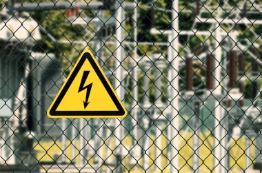 Bir elektrik Trafo Merkezi bir çitin üzerine yerleştirilen elektrik tehlike işaret 