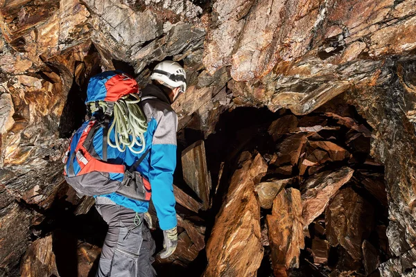 Mladý Speleolog Zkoumající Jeskyni — Stock fotografie