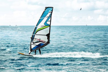 Wassersport im Sommer, Rüzgar Sörfü auf blauem Meer mit Wellen