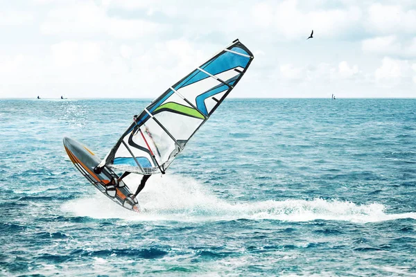 Wassersport Sommer Windsurfer Auf Blauem Meer Mit Wellen Stock Picture
