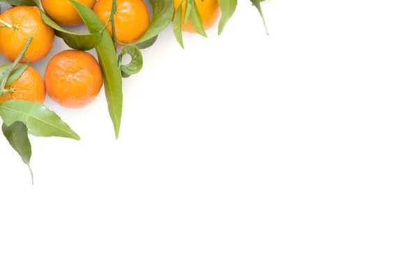 Frische Rohe Bio Mandarinen Clementine Mit Grünen Blättern Isoliert Auf — Stockfoto