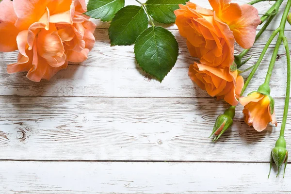 Ahşap bir masada güzel turuncu bir gül ve boş bir alan. Üst manzara. 