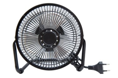 Siyah elektrikli vantilatör beyaz arkaplanda izole