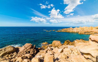 Kayalar ve Costa Paradiso kıyı mavi denizde. Sardunya, İtalya