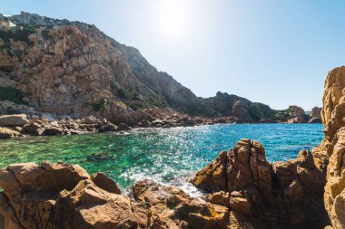 Güneş Costa Paradiso shore parlıyor. Sardunya, İtalya