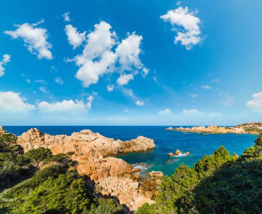 Costa Paradiso kıyı üzerinde bulutlar. Sardunya, İtalya
