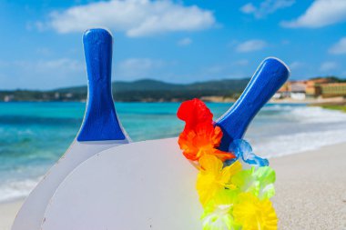 Plaj kumu yaz aylarında raketleri ve renkli Kolye