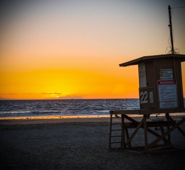 Gün batımında, Orange County cankurtaran kulübe Newport Beach. Kaliforniya, ABD