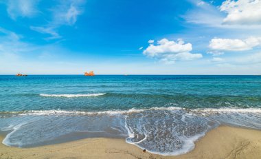 Bulutlar üzerinde Cea ilkbaharda plaj. Sardunya, İtalya