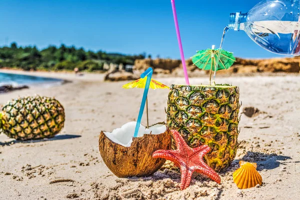 Hälla Vatten Ananas Sanden Sommaren — Stockfoto