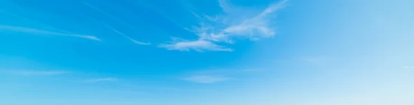 Cielo Azul Con Nubes Blancas Suaves — Foto de Stock