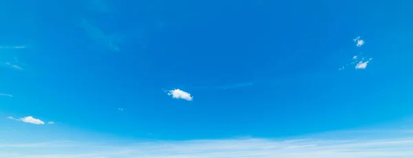 Cielo Azul Con Nubes Blancas Suaves —  Fotos de Stock