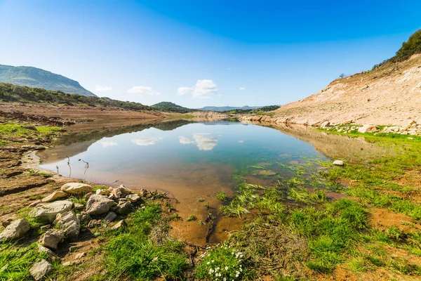 Lago Temo Sob Céu Limpo Primavera Sardenha Itália — Fotografia de Stock