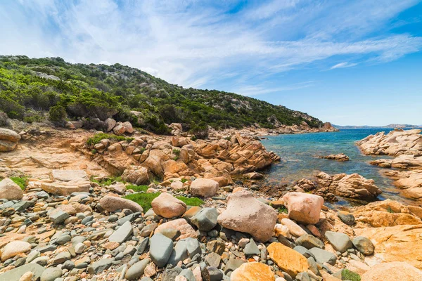 Costa Smeralda 'da kayalık bir sahil. Sardunya, İtalya