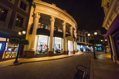 Rodeo Drive lüks mağazalar gece. Beverly Hills, Güney Kaliforniya