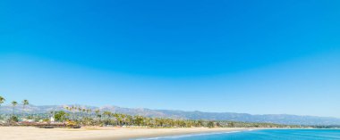 Santa Barbara kıyı üzerinde açık gökyüzü. Güney Kaliforniya, ABD