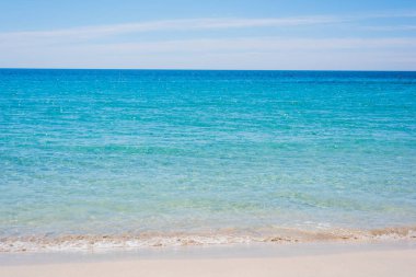 Beyaz kum ve turkuaz su Alghero Beach'de Le Bombarde. Sardunya, İtalya