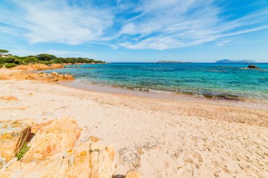 Romazzino sahilindeki kumsalda. Sardunya, İtalya