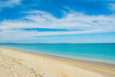 Bulutlar üzerinde Fiume Santo beach Sardunya, İtalya