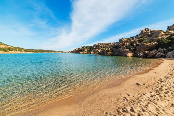 La Maddalena Spalmatore plaj renkli sahil. Sardunya, İtalya