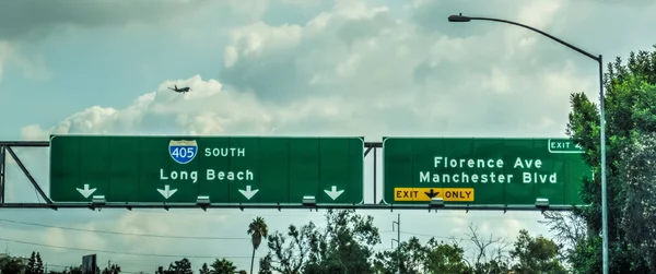 Avião Voando Sobre 405 Sinal Auto Estrada Los Angeles Califórnia — Fotografia de Stock